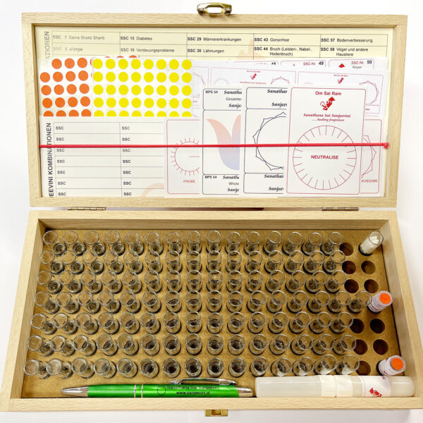 Holzkasten mit 108 Glasfläschchen