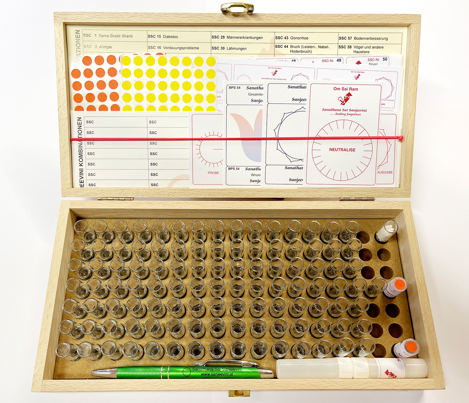 Holzkasten mit 108 Glasfläschchen