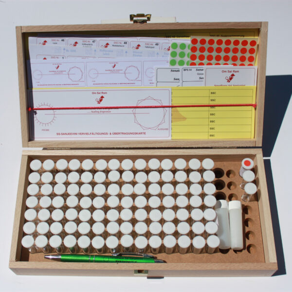 Holzkasten mit 108<br>PVC-Fläschchen