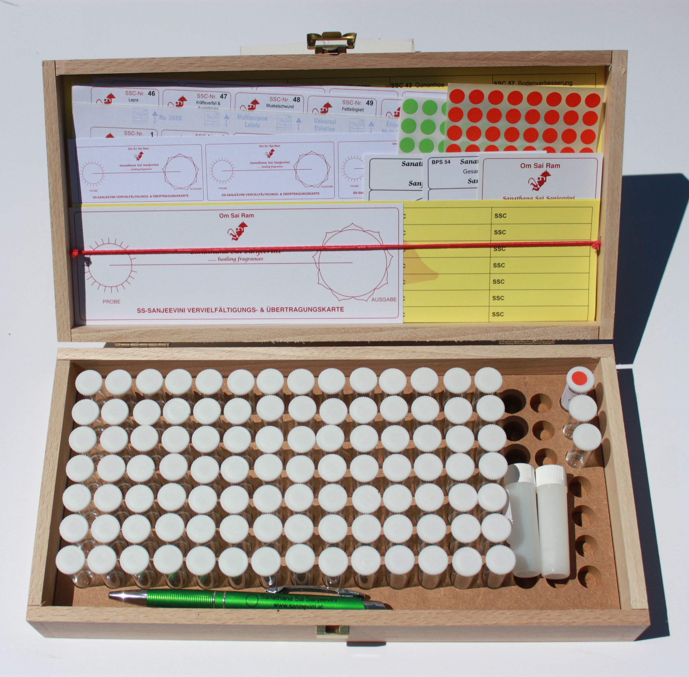 Holzkasten mit 108<br>PVC-Fläschchen